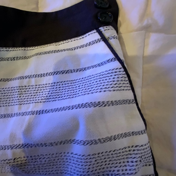 LOFT Black and White Striped High Waist Shorts Side Pockets And Zipper Size 6 - Picture 3 of 8